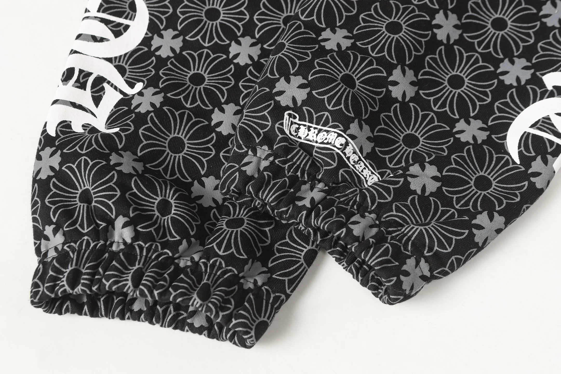 P280 #W5001 cross-border model. Those who pursue quality, please do not place an order. -Chrome Hearts/Chrome Hearts dark pattern all-over Sanskrit letter printed trousers, casual pants and sweatpants -High weight, high density and high quality. The wool is soft, delicate and skin-friendly. It feels soft and silky. It has excellent warmth and skin-friendly properties.